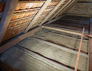 Zateplení stropu rodinného domu pomocí foukané izolace